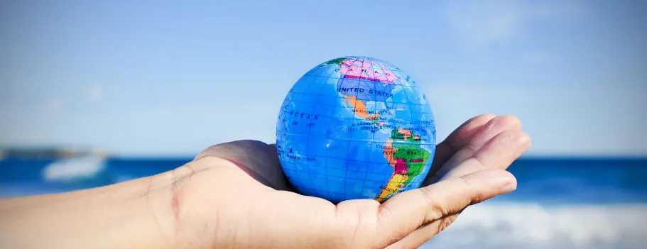 Cartons et globe terrestre pour un déménagement à l'étranger