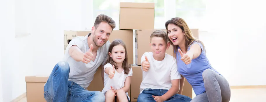 Famille heureuse au milieu des cartons de son déménagement